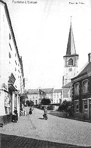 La place du Prau. A gauche, le bazar.